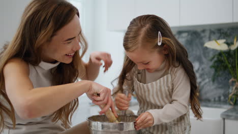 Entzückendes-Kind-Hilft-Mama-In-Der-Küche,-Nahaufnahme.-Positive-Familie-Hat-Spaß-Beim-Kochen