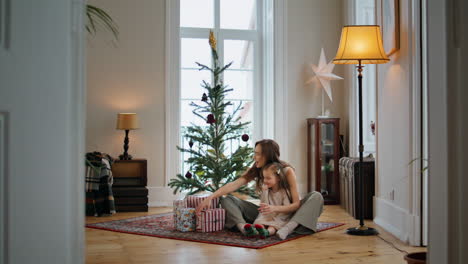 Glückliche-Familie-Packt-Geschenke-Zu-Hause-Gemütlich-Aus.-Mutter-Und-Tochter-Verbringen-Weihnachten