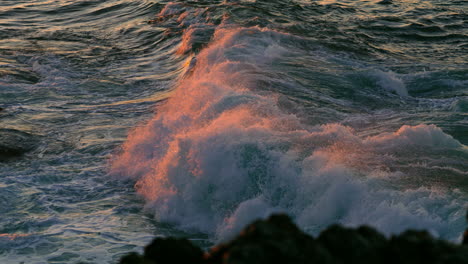 Mächtige-Meereswellen-Schäumen-Bei-Sonnenaufgang,-Natur-Aus-Nächster-Nähe.-Plätschernde-Meeresströme