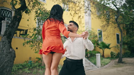 Professionelles-Paar-Tanzt-Heiße-Rumba-Im-Park.-Paar-Latino-Künstler-In-Bewegung.