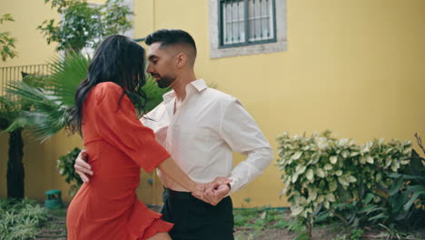 Bailarines-Latinos-Apasionados-Moviéndose-Seductoramente-Realizando-Bailes-Calientes-En-El-Parque-De-La-Ciudad.