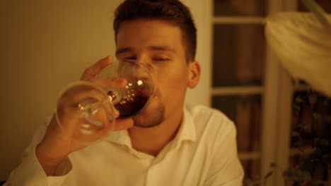 Gutaussehender-Mann,-Der-Im-Romantischen-Date-Raum-Wein-Probiert.-Unrasierter-Typ,-Der-Alkohol-Trinkt