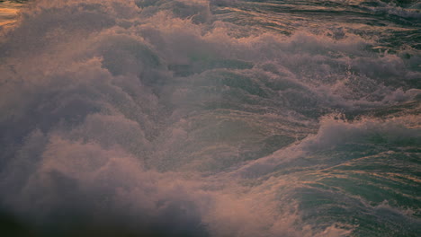 Plätschernde-Wellen-Bedecken-Felsen-Bei-Sonnenuntergang-In-Der-Nähe.-Kaltes-Meerwasser-Schäumt-Am-Abend