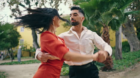Bailarines-Sexys-Practicando-Samba-En-El-Primer-Plano-Del-Parque-De-La-Ciudad.-Pareja-Realizando-Estilo-Latino