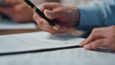 Nahaufnahme:-CEO-Hände-Unterzeichnen-Vertrag-Im-Büro.-Unbekannter-Mann-Schreibt-Unterschrift-Mit-Stift