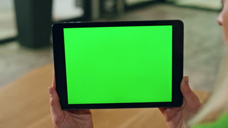 Greenscreen-pad-entrepreneur-hands-holding-close-up.-Woman-reading-mockup-screen