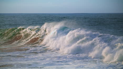 Schäumende-Meereswellen-Schwellen-An-Und-Brechen-An-Der-Oberfläche.-Großes-Weißes-Wasser-Plätschert-Seicht