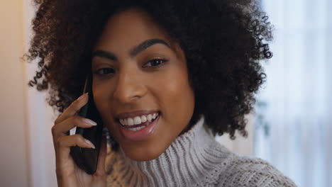 Señora-Emocionada-Chismeando-El-Primer-Plano-De-La-Casa-Del-Teléfono-Celular.-Mujer-Africana-Terminando-La-Conversación