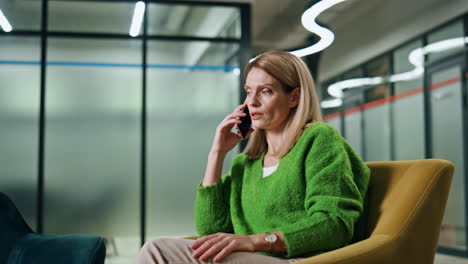 Mujer-De-Negocios-Segura-Hablando-Por-Teléfono-Celular-En-La-Oficina.-Señora-Llamando-Al-Teléfono-Móvil