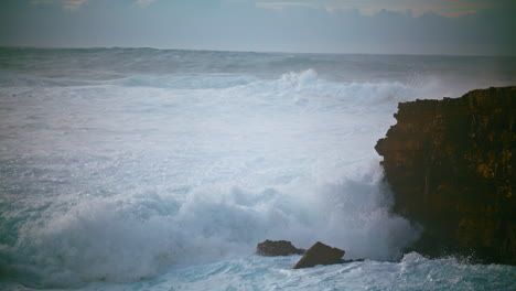 Gefährliche-Wellen-Treffen-In-Zeitlupe-Auf-Klippen.-Dramatischer-Sturm-Auf-Dem-Meer-Bricht-Auf-Felsen
