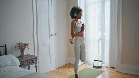 Fittes-Modell,-Das-Yoga-Asanas-Im-Schlafzimmer-Trainiert.-Dunkle-Haut,-Mädchen,-Training,-Flexibilität