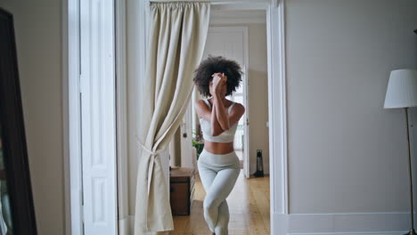 Yoga-Modell,-Das-Zu-Hause-Asanas-übt,-Zoom-Auf.-Afrikanische-Frau,-Die-Stretching-Durchführt