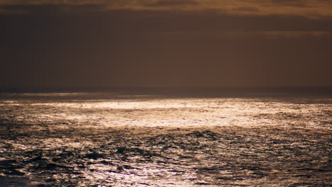 Die-Meeresoberfläche-Reflektiert-Das-Sonnenlicht-Bei-Bewölktem-Himmel.-Friedliche,-Endlose-Meereslandschaft.