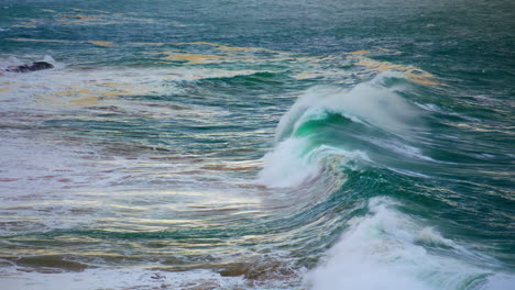 Stürmische-Ozeanfässer-Rollen-In-Weißem-Schaum.-Riesige-Dunkle-Wellen-Schwellen-Auf-Seichtem-Wasser-An.
