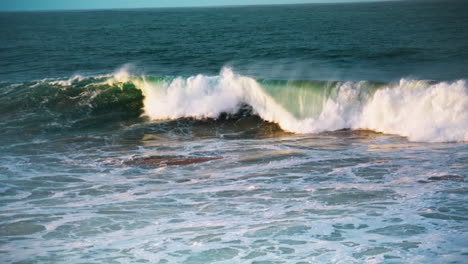 Weiße-Meereswellen-Rollen-An-Einem-Sonnigen-Tag-An-Die-Küste.-Zeitlupen-Ozean-Bricht-An