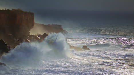 Mächtiger-Ozean-Trifft-An-Stürmischen-Tagen-Auf-Klippen.-Dramatische-Wellen-Brechen-Felsen-Und-Machen