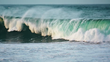 Wütende-Wellen-Brechen-An-Die-Meeresoberfläche.-Gefährliches-Weißes-Wasser-Rollt-Schäumend-Auf