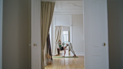 Yoga-Modell-Trainiert-Häusliches-Interieur.-Afrikanisches-Mädchen-Macht-Flexibilitätsübungen