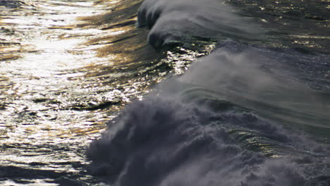 Wellen-Rollen-In-Superzeitlupe-über-Eine-Glänzende-Oberfläche.-Kraftvolle-Brandung-Auf-Dem-Meer