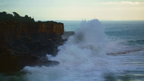 Atemberaubende-Wellen,-Die-In-Der-Abenddämmerung-An-Die-Felsige-Küste-Krachen.-Stürmischer-Ozean-Sorgt-Für-Explosionen