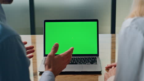 Entrepreneur-couple-video-chatting-laptop-mockup.-Businesspeople-explaining