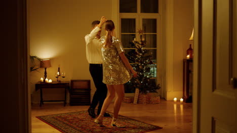 Sinnliches-Paar-Tanzt-Heiligabend-Im-Zimmer.-Zärtliche-Liebende-Verbinden-Sich-Am-Weihnachtsbaum