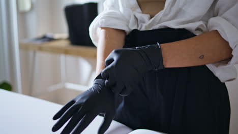 Hände-Einer-Frau-Mit-Handschuhen-Im-Salon,-Nahaufnahme.-Tätowierer-Bereitet-Sich-Auf-Die-Sitzung-Vor