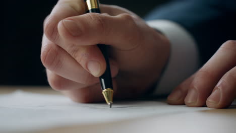 Hände-Legen-Unterschriftendokument-Aus-Nächster-Nähe-Auf-Den-Schreibtisch.-Direktor-Unterschreibt-Vertrag.