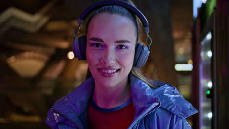 Teenager-Kopfhörer,-Die-In-Der-Nacht-U-Bahn-Nahaufnahme-Mit-Der-Kamera-Lächeln.-Porträt-Einer-Frau