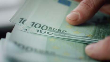 Manos-De-Primer-Plano-Contando-Dinero-En-Efectivo.-Hombre-Cajero-Con-Billetes-De-Moneda-Europea.