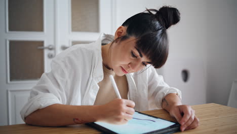 Mujer-Enfocada-Dibujando-Tableta-En-Casa-Lugar-De-Trabajo-Primer-Plano.-Artista-Usando-Panel-Gráfico