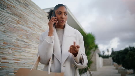 Successful-woman-talk-street-with-client.-African-american-get-call-disconnected