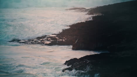 Stürmisches-Meer-Trifft-Abends-Auf-Felsige-Küste,-Mächtige-Wellen-Rollen-Und-Brechen