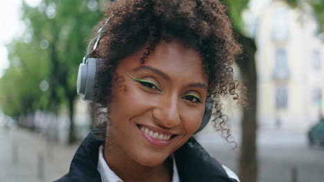 Afrikanisches-Mädchen-Hört-Musik-über-Kopfhörer-Auf-Der-Straße,-Nahaufnahme.-Frau-Genießt-Den-Klang