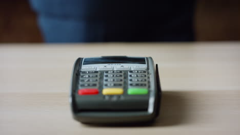 Kontaktloses-Bezahlen-Per-Telefon-Mit-Chroma-Key-Bildschirm-Am-Bank-POS-Terminal-Aus-Nächster-Nähe