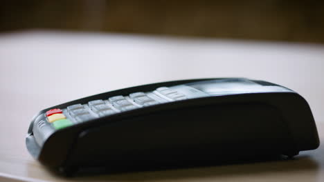 Hand,-Die-NFC-Technologie-Auf-Dem-Mobiltelefon-Für-Den-Kauf-In-Nahaufnahme-Nutzt.-Terminalzahlung
