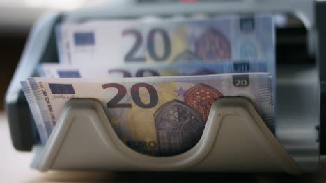 Nahaufnahme-Eines-Zählers,-Der-Banknoten-Der-Europäischen-Währung-Zählt.-Bankausstattung-Für-Bargeld.