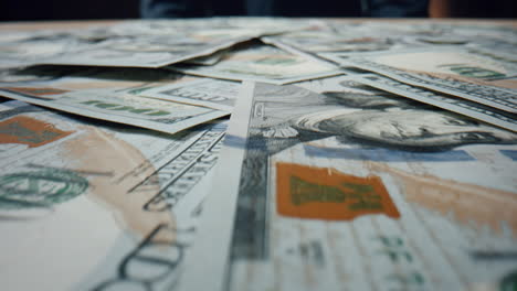 Herabfallende-Dollarscheine-Aus-Nächster-Nähe.-Amerikanisches-Papiergeld-Verstreut-Auf-Dem-Tisch.