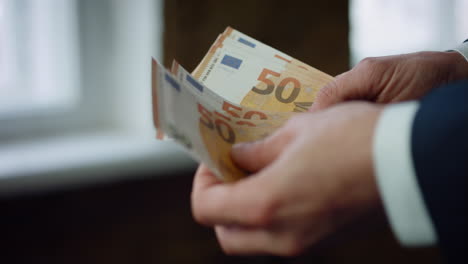 Nahaufnahme-Eines-Geschäftsmannes,-Der-Ein-Paket-Euro-Scheine-Hält.-Hände-Zählen-Die-Europäische-Währung.