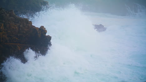 Mächtige-Wellen-Brechen-Sich-An-Einer-Klippe-Und-Verursachen-Eine-Explosion.-Nahaufnahme-Eines-Dramatischen-Meeresrauschens