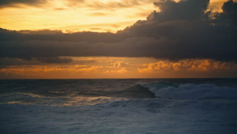 Meereswellen-Rauschen-Bei-Sonnenuntergang-Ans-Ufer.-Atemberaubende-Meereslandschaft-Mit-Blick-Auf-Die-Natur