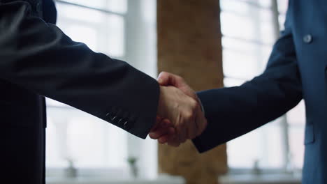 Closeup-men-shaking-hands-at-office-meeting.-Handshaking-on-negotiation-concept