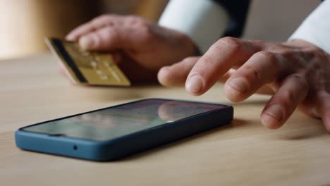 Mann-Gibt-Kartendaten-Aus-Nächster-Nähe-In-Smartphone-Ein.-Virtuelles-Geld-Zum-Online-Bezahlen.