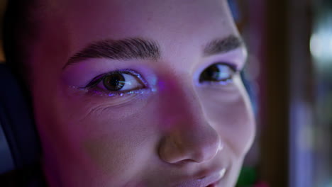 Closeup-smiling-woman-eyes-with-bright-makeup.-Beautiful-girl-in-headphones.