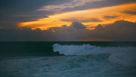 Dark-ocean-rolling-dawn-at-amazing-cloudy-skyline.-Beautiful-sea-surf-crashing