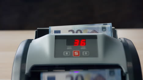 Europäische-Währung-Zählt-Elektronischen-Zähler-Aus-Nächster-Nähe.-Hand-Legt-Bargeld-Hinein