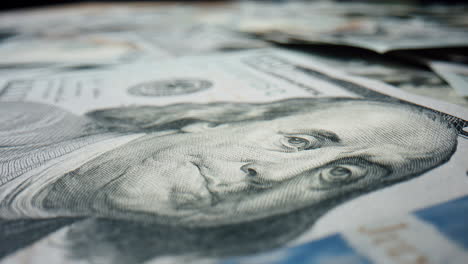 Nahaufnahme-Von-Benjamin-Franklin-Auf-Einer-Hundert-US-Dollar-Banknote.-Haufen-Von-100-USD.