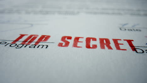 Primer-Signo-De-Alto-Secreto-En-Documento-Privado.-Sello-De-Prohibición-Rojo-En-El-Texto.