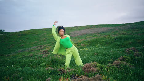 Mujer-Sensual-Artista-Bailando-Estilo-Contemporáneo-En-El-Campo-Verde-Otoño-Verticalmente