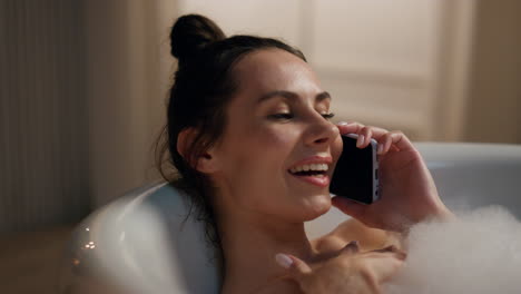 Romantisches-Modell,-Das-Mit-Dem-Smartphone-Spricht-Und-Die-Badewanne-Aus-Der-Nähe-Kühlt.-Frau-Genießt-Das-Spa